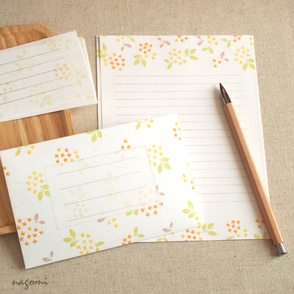 和紙封筒のレターセット「オレンジ色の小花」柄 2枚目の画像