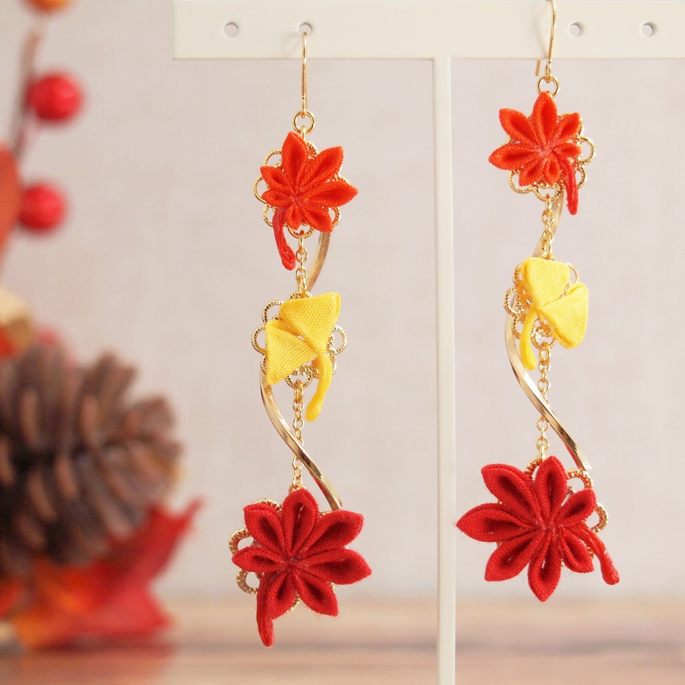 もみじとイチョウのイヤリング  ～四季彩～ （ つまみ細工＊受注制作 ）