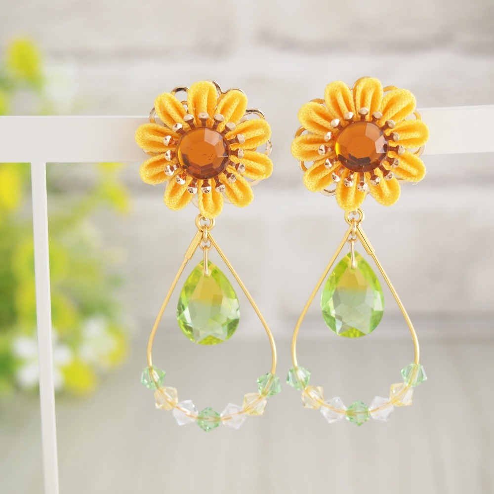 ひまわりのピアス  ～四季彩～ （ つまみ細工＊受注制作 ）