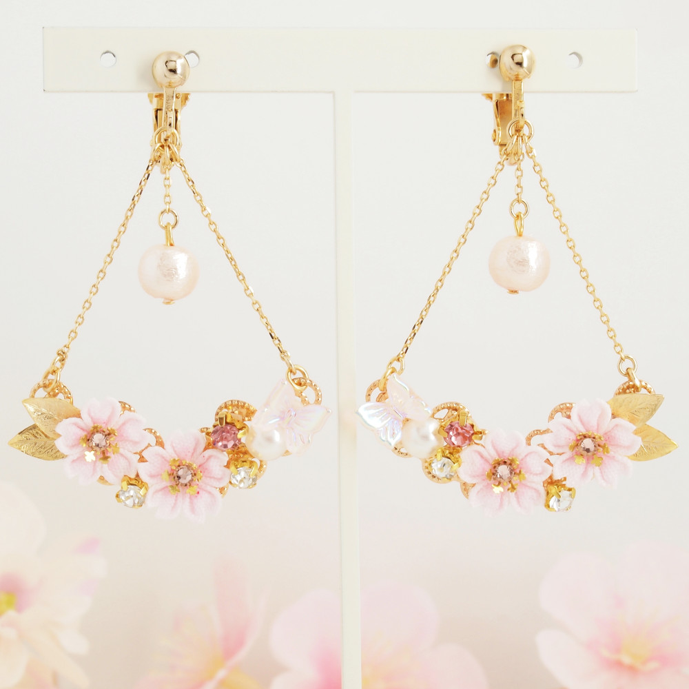 桜と蝶が舞うイヤリング  ～花の宴～ （ つまみ細工＊受注制作 ）