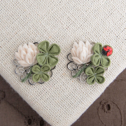 マスクにも】 クローバーのミニブローチ （ つまみ細工＊受注制作