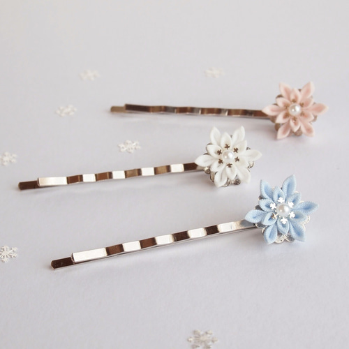 つまみ細工 雪の結晶のフレームピン 】------フラワー/誕生日/記念日