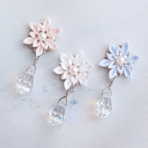 雪の結晶とクリスタルのイヤリング （ つまみ細工＊受注制作