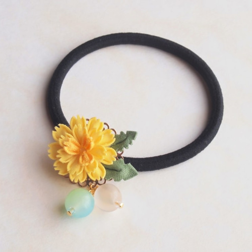 No 692❣️レジンヘアゴム❣️バラと白うさぎさん❣️٩(๑❛ᴗ❛๑)۶