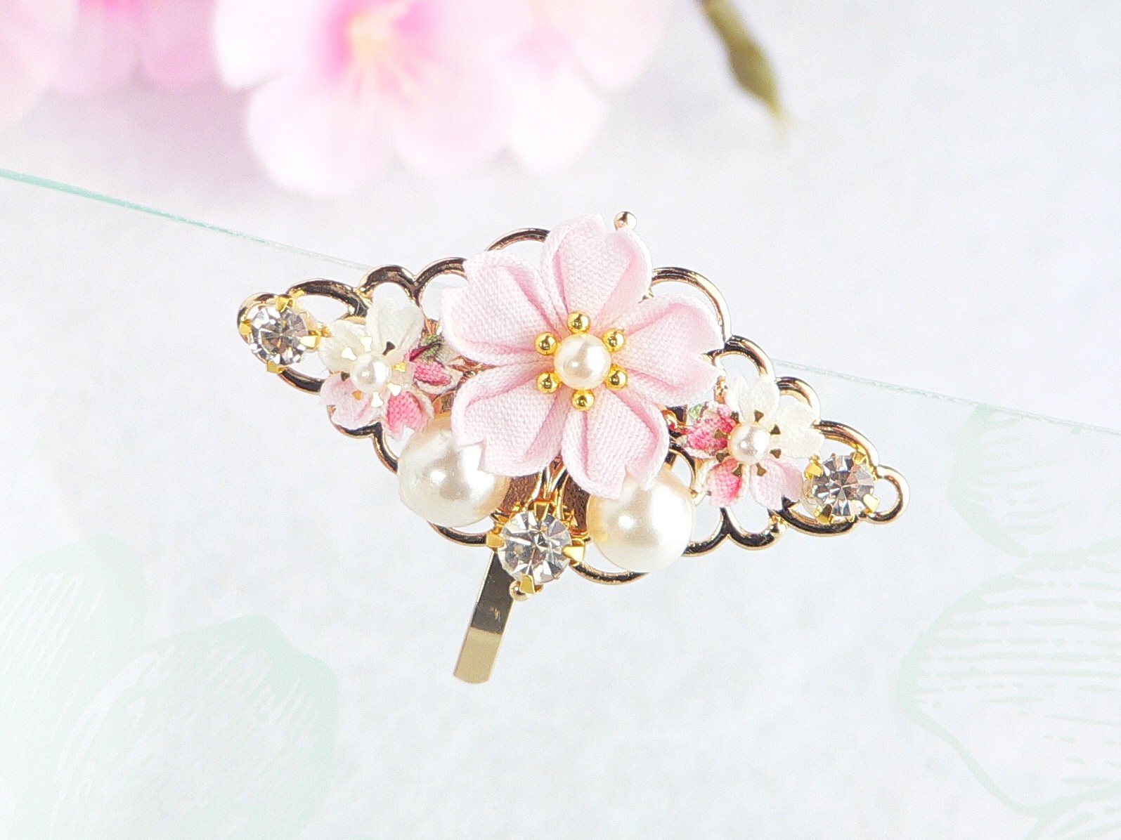 がま口付♪ つまみ細工風ブローチがワンポイント 可愛いピンクの花柄グラニーバッグ
