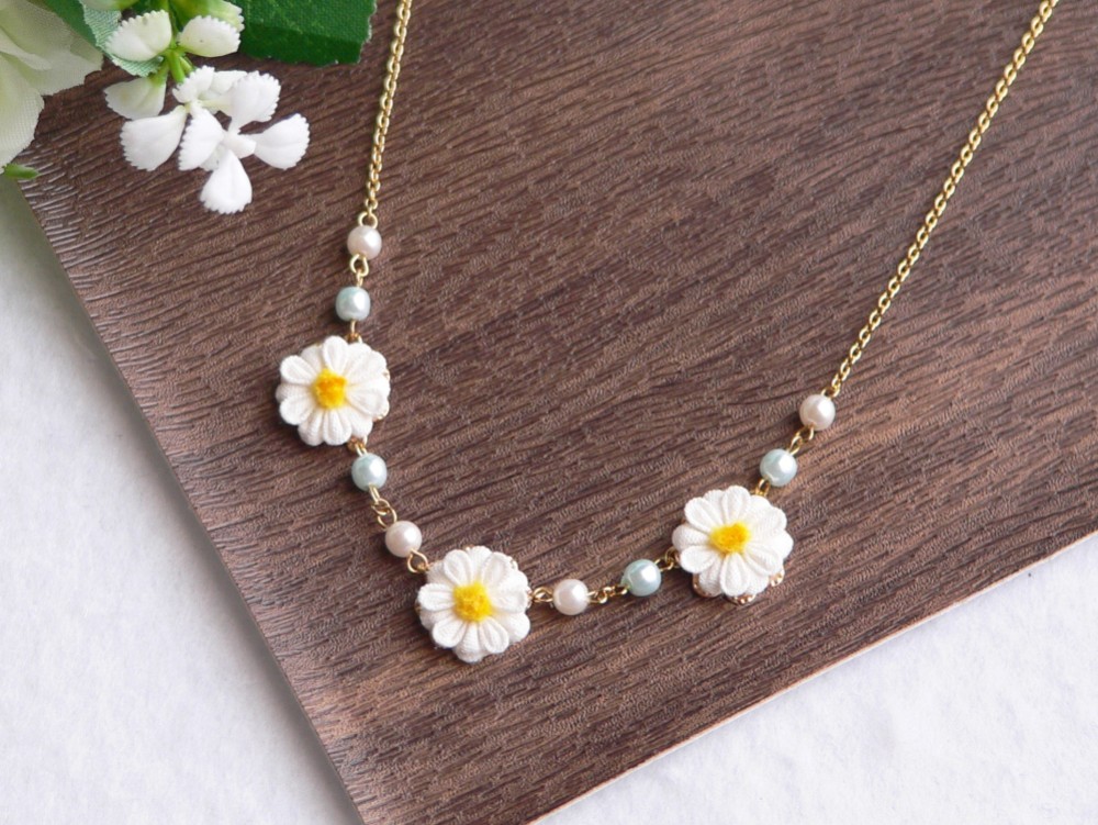 ⟪全3色⟫  マーガレットのネックレス （ つまみ細工＊受注制作 ）