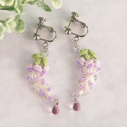 揺れる藤の花のイヤリング （ つまみ細工＊受注制作 ） イヤリング