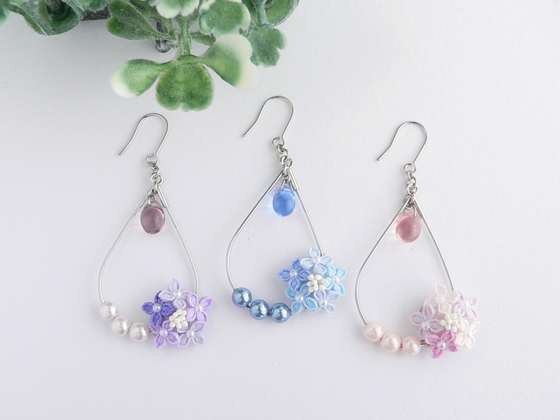 がくあじさいとフープのピアス （ つまみ細工＊受注制作 ）