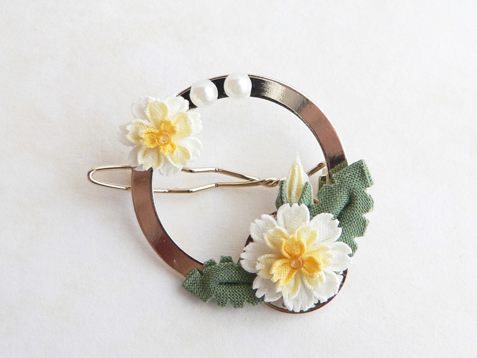 白花たんぽぽのフレームピン （ つまみ細工＊受注制作 ）