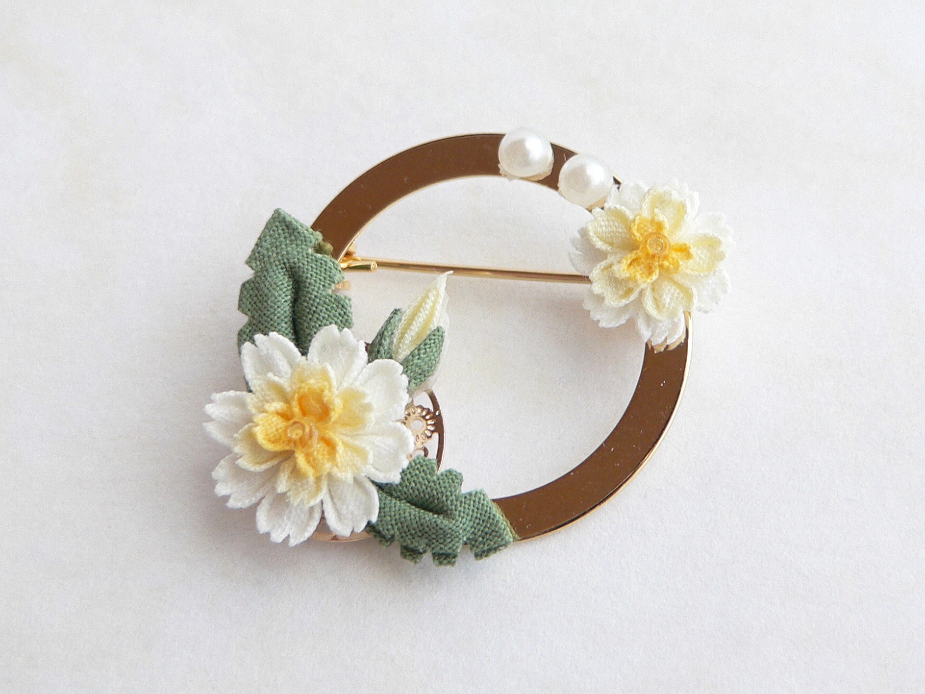 白花たんぽぽのリングブローチ （ つまみ細工＊受注制作 ） 4,240円