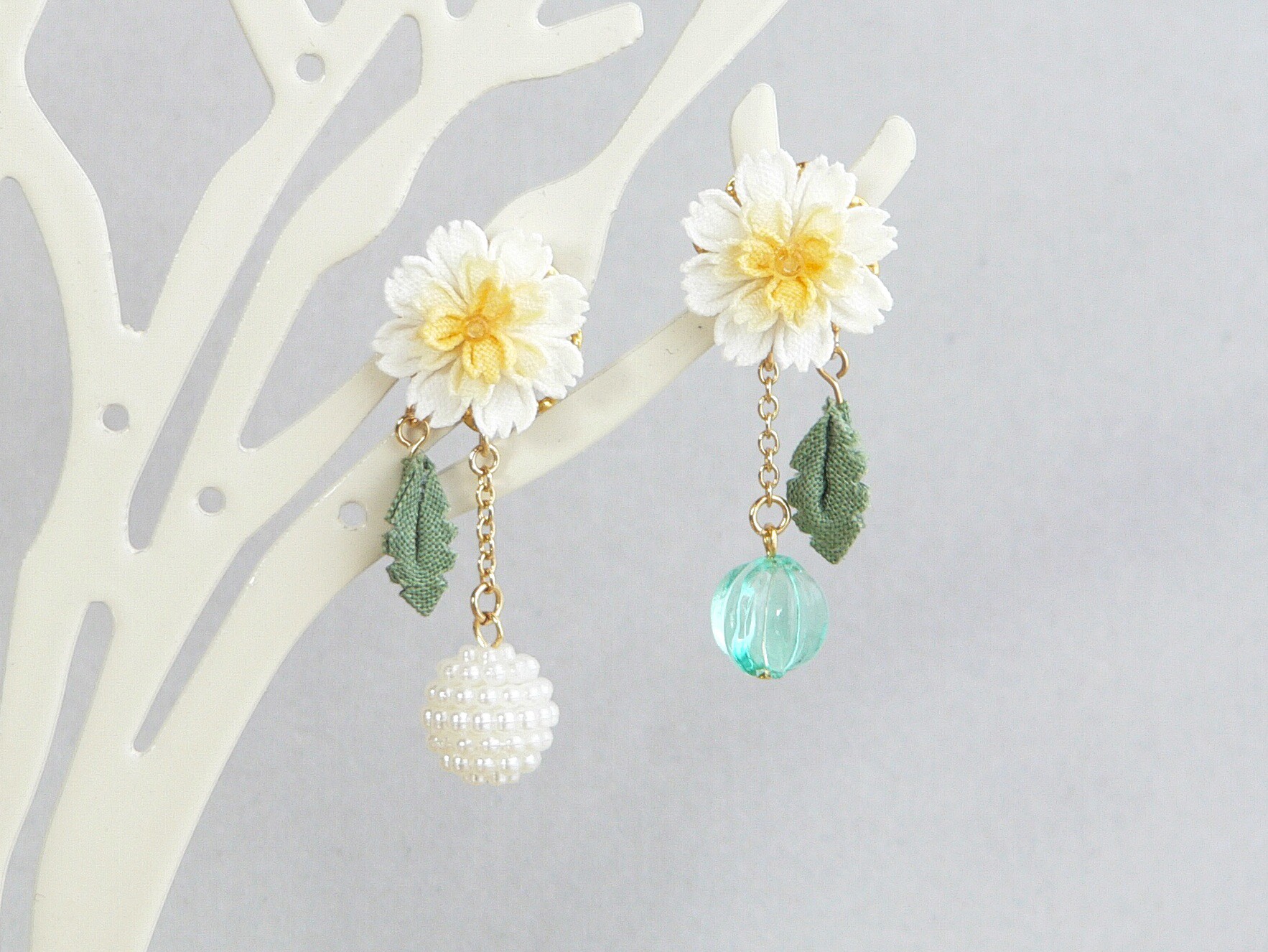 ⟪全2種⟫  白花たんぽぽと春風のピアス （ つまみ細工＊受注制作 ）