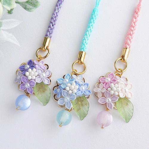 【美品】ストラップ・キーホルダー・飾り　など Flowering giftシリーズ】 ダイカット レザー風刺繍チャーム