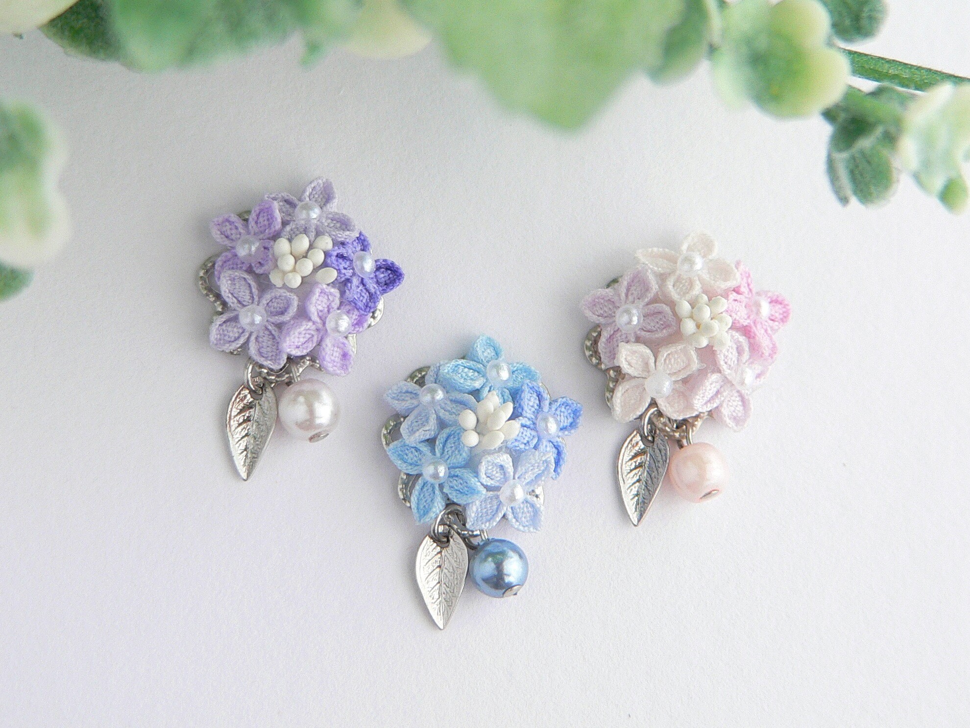 がくあじさいとパールのイヤリング （ つまみ細工＊受注制作 ）