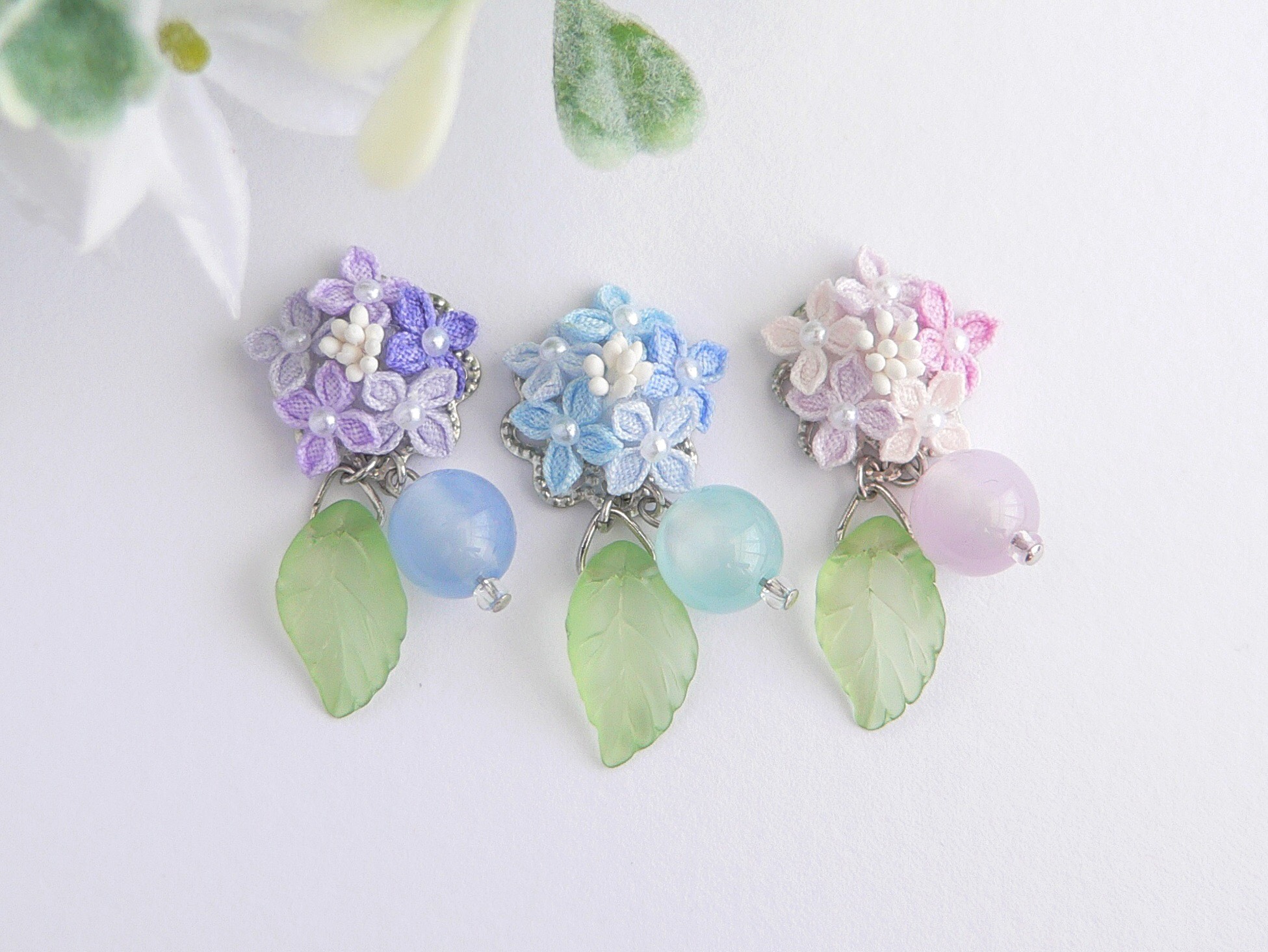 がくあじさいとミルキービーズのイヤリング （ つまみ細工＊受注制作 ）