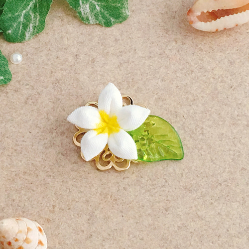 マスクにも】 ハイビスカス・プルメリアのミニブローチ （ つまみ細工