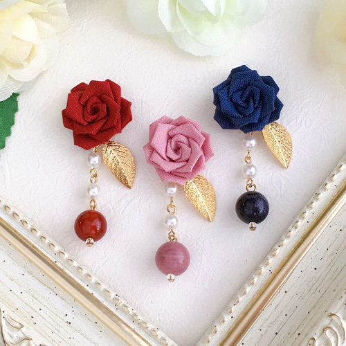 クラシックローズと天然石のピアス （ つまみ細工＊受注制作 ） ピアス