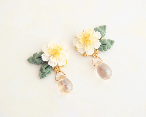 白花たんぽぽとお日様のピアス （ つまみ細工＊受注制作
