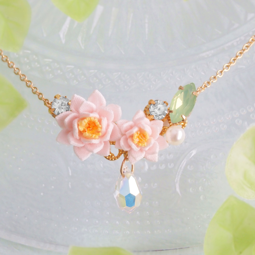 睡蓮の花束ネックレス （ つまみ細工＊受注制作 ）