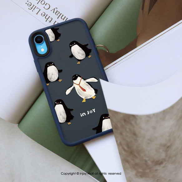 iPhone 15/14/13/12/11/SE3 ロッキングペンギンマットな感触の落下防止電話ケース 2枚目の画像