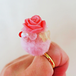 ピンクのバラと羊毛フェルトの指輪 1枚目の画像