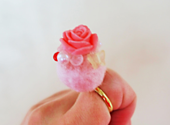 ピンクのバラと羊毛フェルトの指輪 1枚目の画像