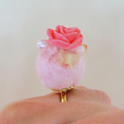 ピンクのバラと羊毛フェルトの指輪 3枚目の画像