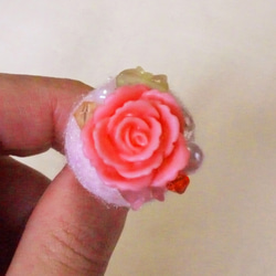 ピンクのバラと羊毛フェルトの指輪 5枚目の画像