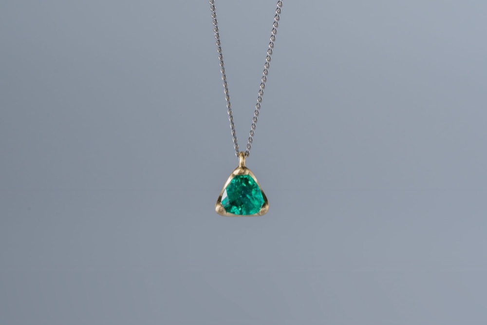 トリリアントエメラルドネックレス