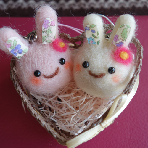 羊毛フェルトストラップ ミニウサギ | はなまか工房usaLOVE