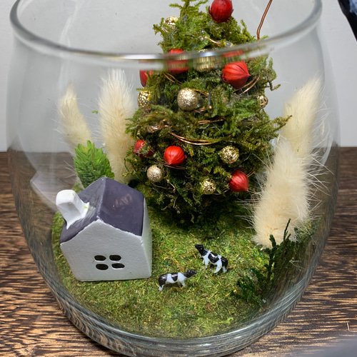 苔のクリスマスツリーと牛さん〜プリザーブドフラワーボトル 