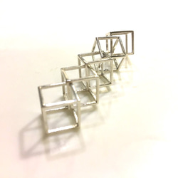 [再販]構造美 建築 揺れるキューブネックレス 5連 シルバー925 彫刻 オブジェ モビール 幾何学 数学 3枚目の画像