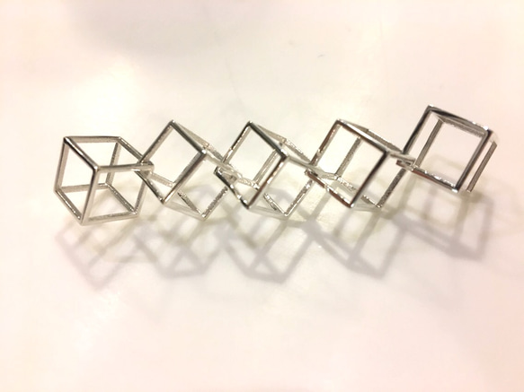 [再販]構造美 建築 揺れるキューブネックレス 5連 シルバー925 彫刻 オブジェ モビール 幾何学 数学 5枚目の画像