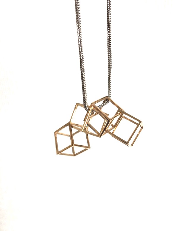 構造美 建築 揺れるキューブネックレス 4連 ゴールド 彫刻 オブジェ モビール 幾何学 数学