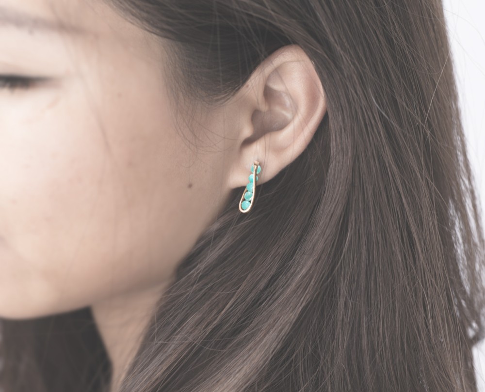 オリジナルグリーンパインイヤリングライトジュエリーデザイナーWenchuangゴールドイヤリング革新的な韓国風スタッドピアススモ