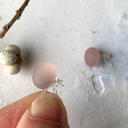 小粒の磨りガラスのノンホールピアス（桃色） 2枚目の画像