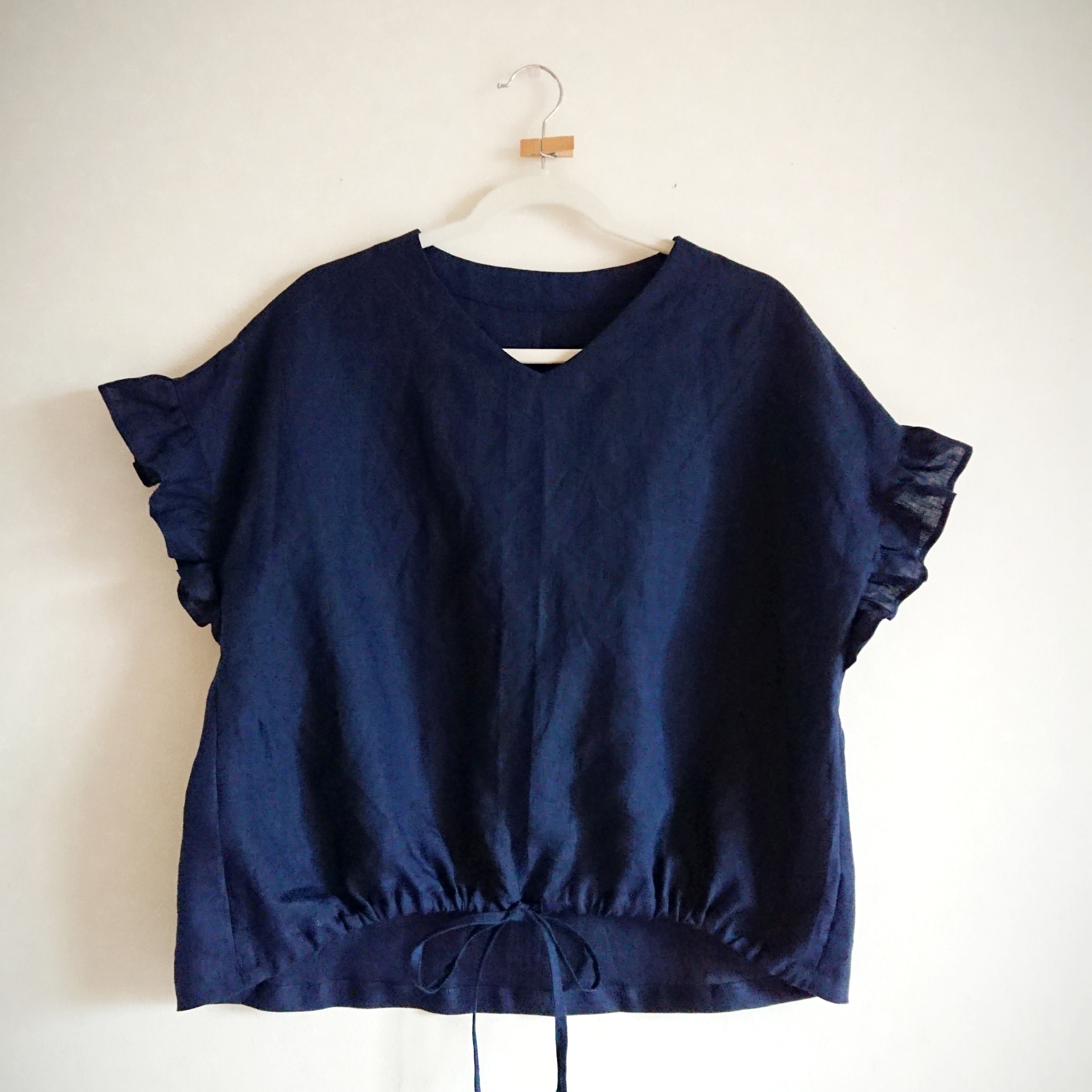 1枚で決まる！ネイビーのフリル袖ドロストブラウス☆リネン100%☆再販×20〈受注制作〉