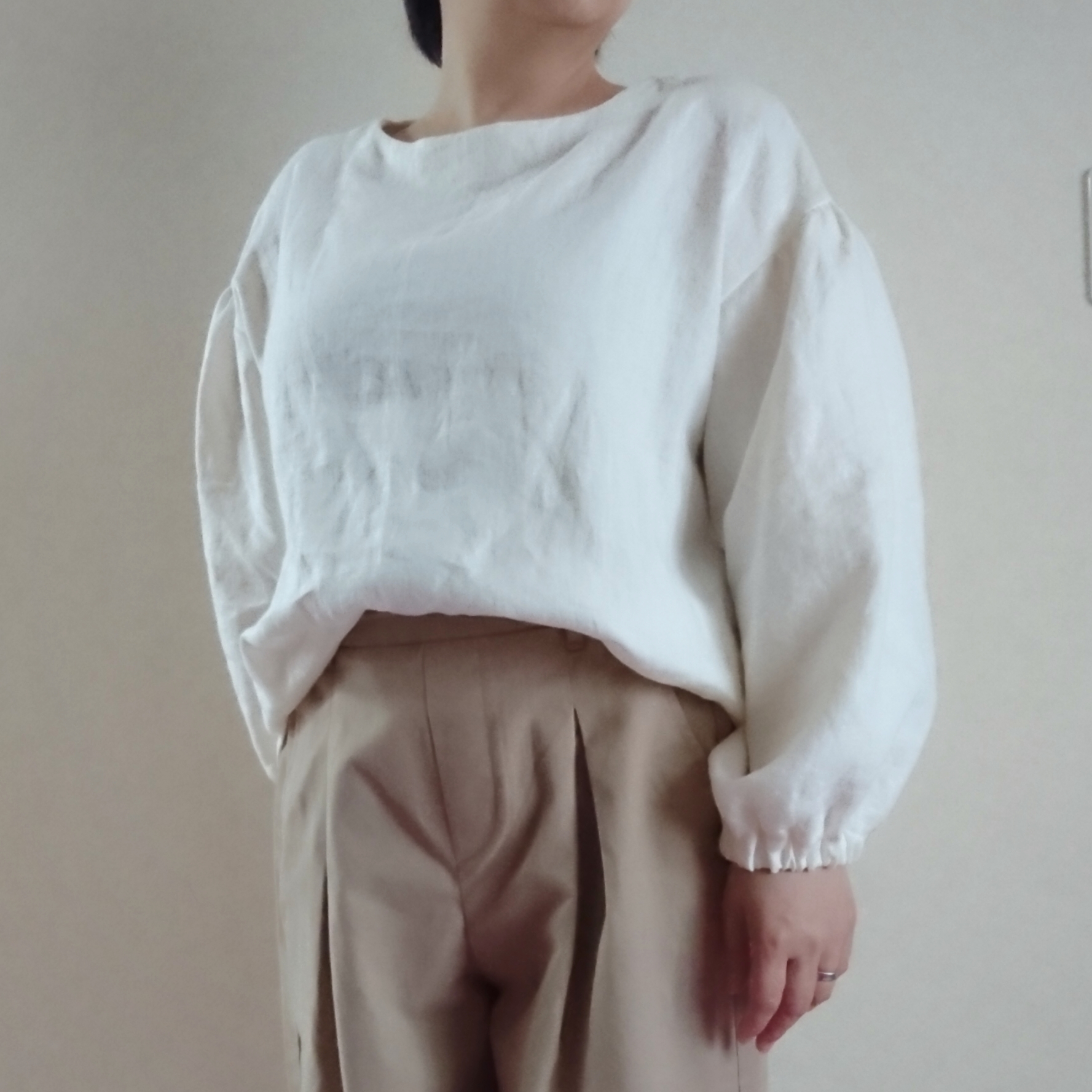 ふんわりギャザー袖のブラウス☆オフホワイトリネン☆バルーンスリーブ