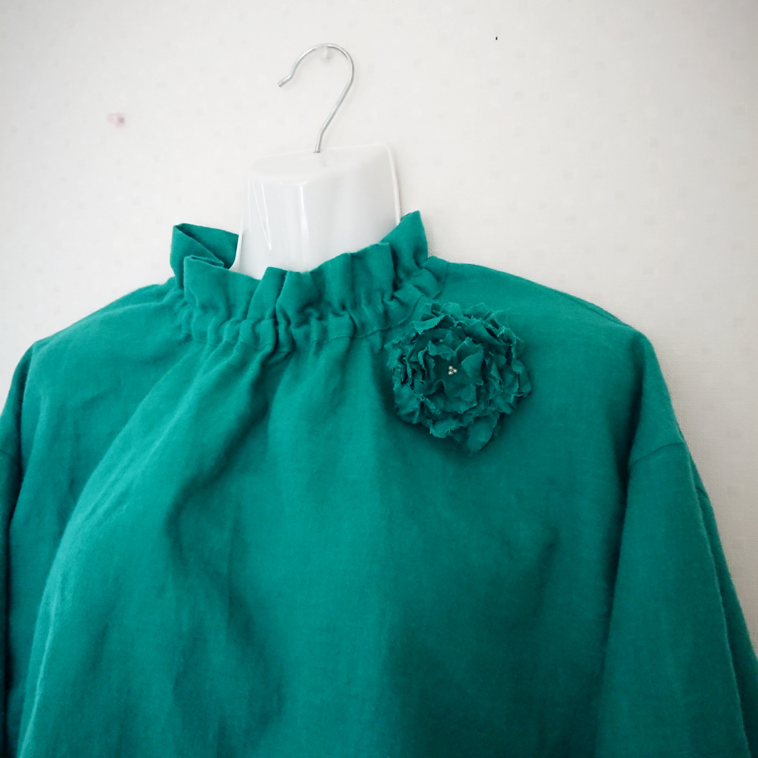 グリーンのふんわり柔らか起毛リネン100%人気のスタンドフリルプルオーバー☆コサージュ付☆ハイネック〈受注制作〉再販×3