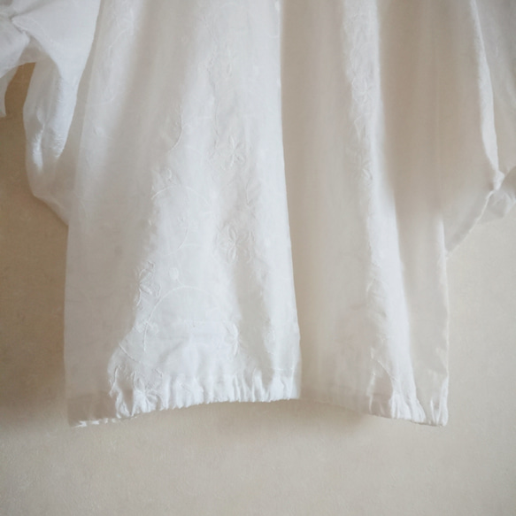 再販×2＜受注制作＞総刺繍コットン☆ボリューム袖のドルマンブラウス☆ほおずきブラウス☆オフホワイト☆白 5枚目の画像