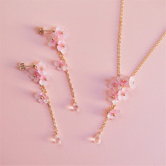 ゆらり枝垂れ桜のイヤリング 3枚目の画像