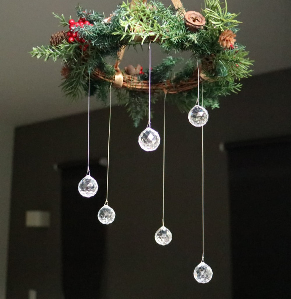 クリスマスのフライングリースのサンキャッチャーモビール サン