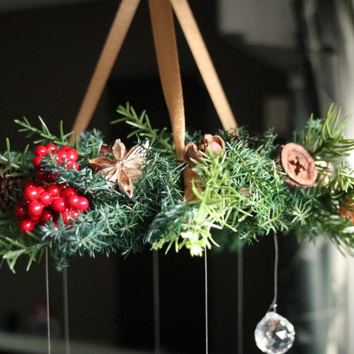 クリスマスのフライングリースのサンキャッチャーモビール サン