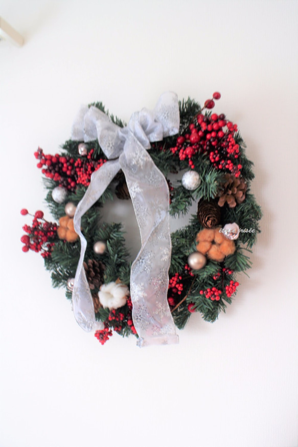 【クリスマス】大盤！直径45㎝　コットンフラワーとベリーのクリスマスリース（シルバー系） 1枚目の画像