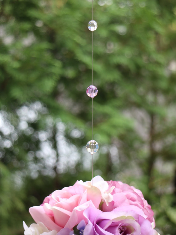 バラ・ラナンキュラスのフラワーボールのサンキャッチャー（ピンク・パープル系） 6枚目の画像
