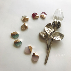 metal × quartz..花のかけらピアス／イヤリング 1枚目の画像