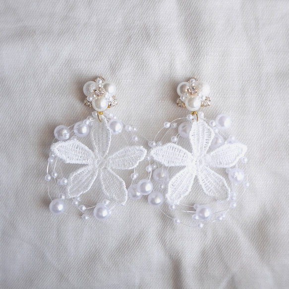 168.Lace flower × pearl showerピアス✴イヤリング　ピュアホワイト　　パールシャワービジュー 1枚目の画像