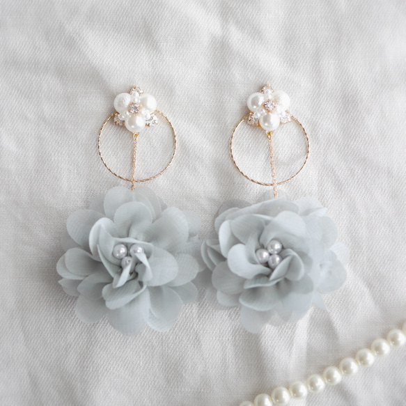 166.Chiffon flower hoopピアス✴イヤリング　　パールビジューシフォンフラワー花フープ結婚式かわいい 1枚目の画像