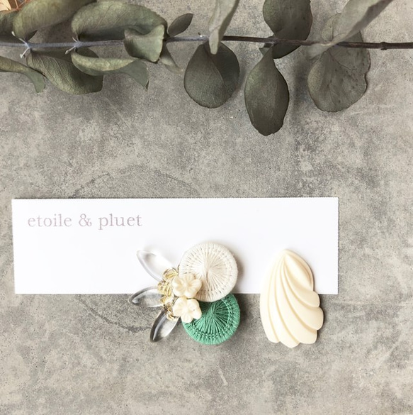 【イヤリングのみ】ヴィンテージ ボタンとクリアビーズのアシンメトリーイヤリング        Ω 人気・おすすめ｜省スペース設計・旅行向けにおすすめ お得商品 プライバシー配送 翌日お届け対応