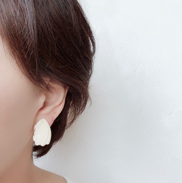 【イヤリングのみ】ヴィンテージ ボタンとクリアビーズのアシンメトリーイヤリング        Ω 人気・おすすめ｜省スペース設計・旅行向けにおすすめ お得商品 プライバシー配送 翌日お届け対応