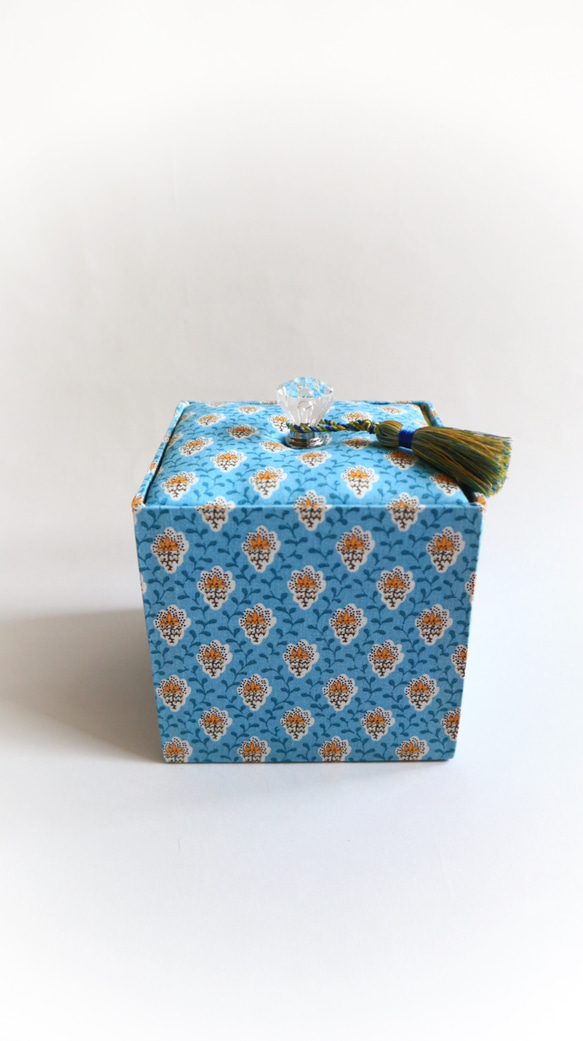 ソレイアードのぷっくりフタ付き キューブ型カルトナージュ